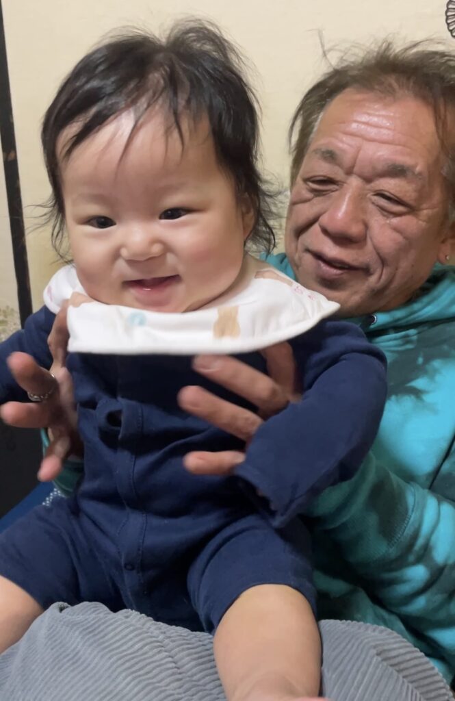 抱っこされて笑顔（＠rena.s0220さんより提供）