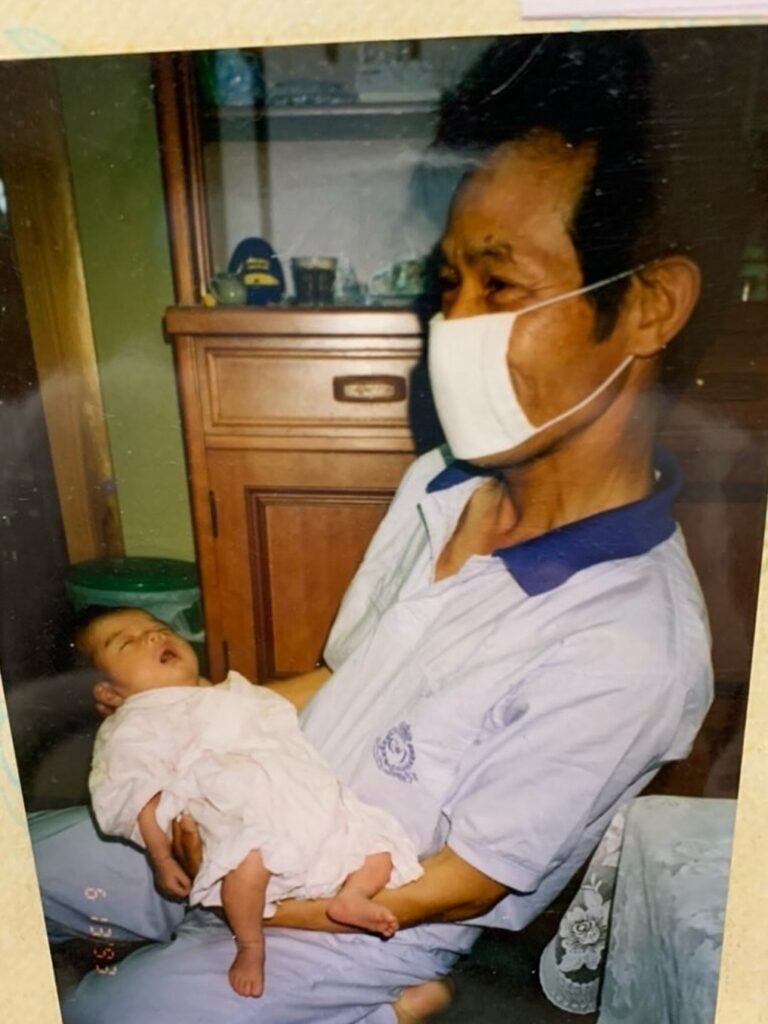 赤ちゃんの頃の投稿者さんとおじいちゃん（＠yrkytsm44444さんより提供）