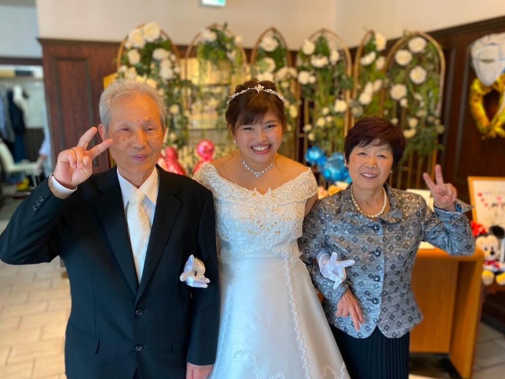 結婚式で記念撮影（＠yrkytsm44444さんより提供）