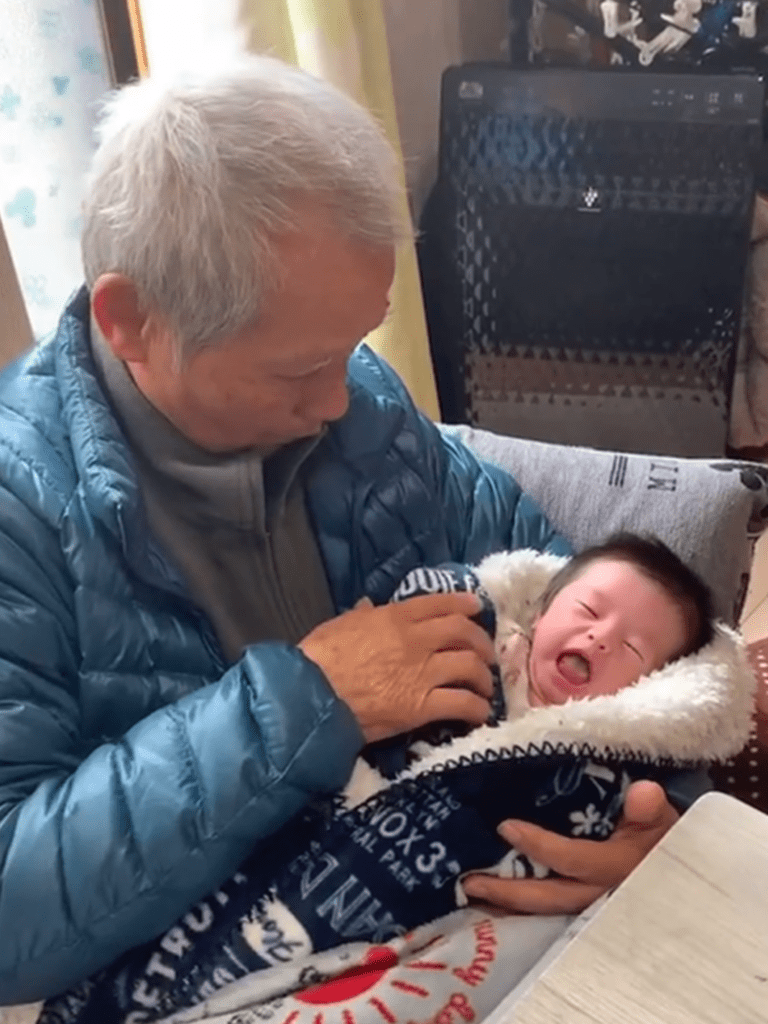 ひ孫を愛おしそうに抱くおじいちゃん（＠yrkytsm44444さんより提供）