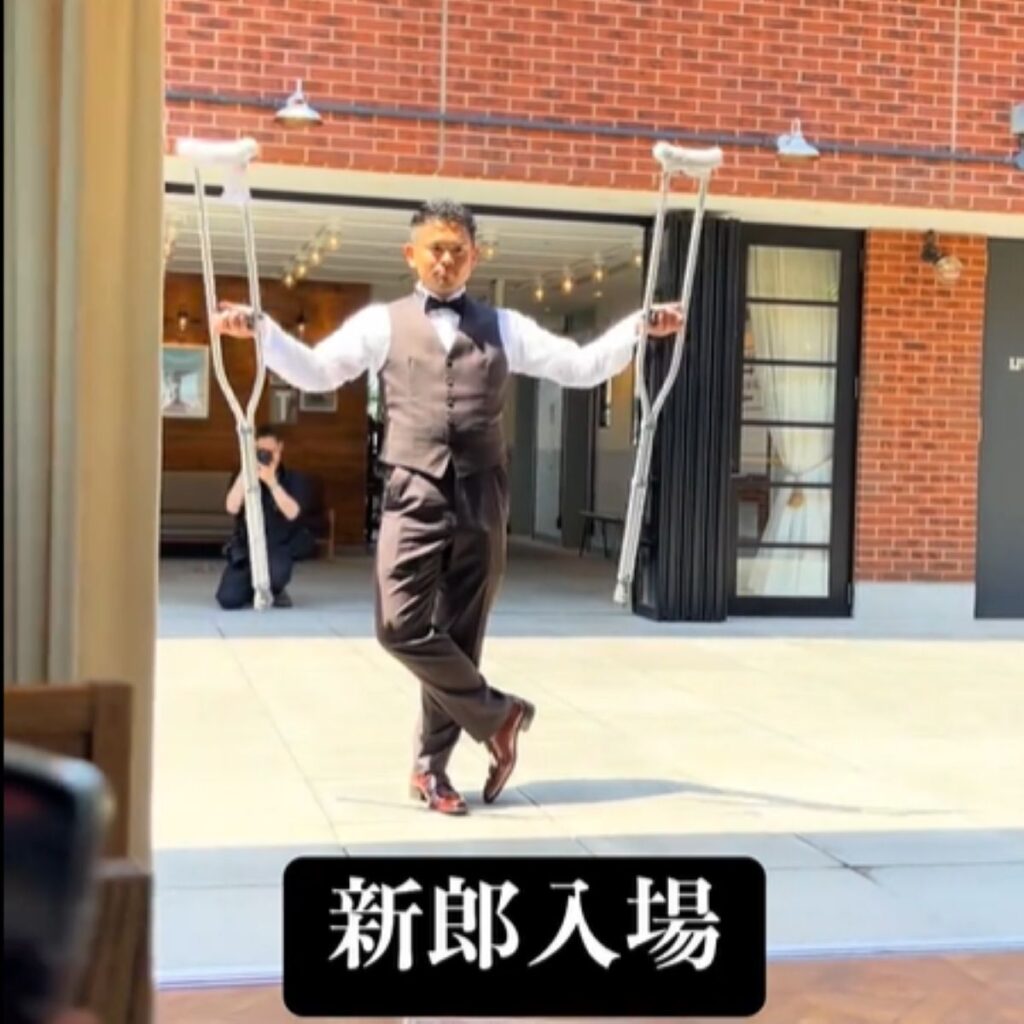 新郎は松葉づえを持っていました（＠2372wpさんより提供）