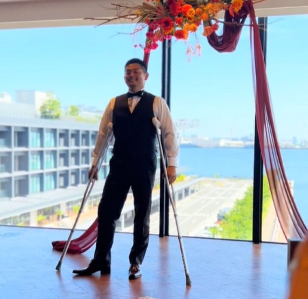 松葉づえの旦那さん（＠2372wpさんより提供）