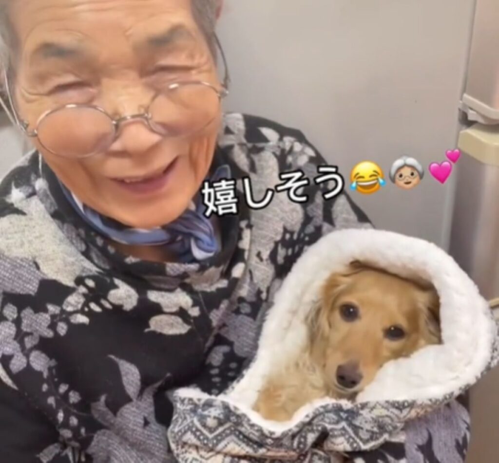 嬉しそうなおばあちゃん（＠amuamu_0815さんより提供）