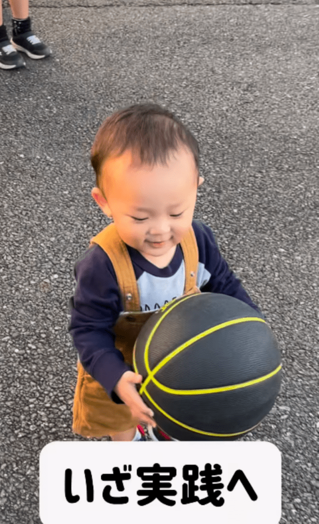 兄姉のバスケ姿を見ていた1歳末っ子　その後チャレンジした様子に「将来有望」「え、天才」