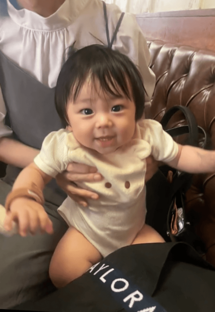 ご機嫌な生後9ヶ月の赤ちゃん　じいじの家に連れて行くと…「私も思わず笑ってしまいました」