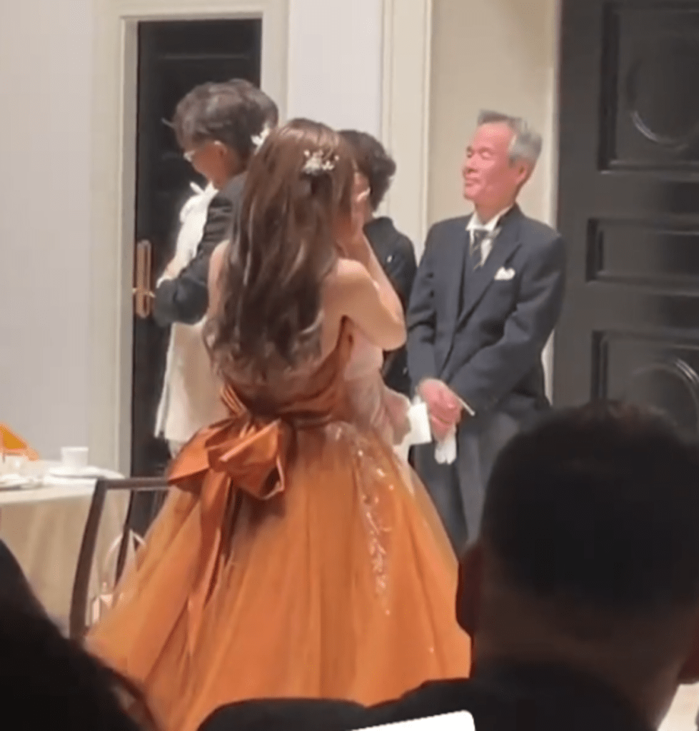 新郎とハグするお父さん（@saaaaki0さんより提供）