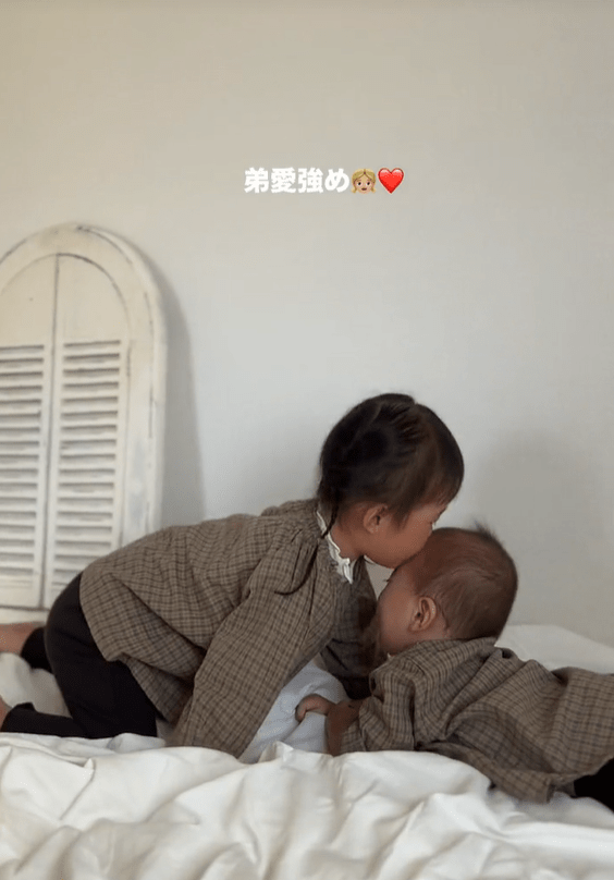 チューをするお姉ちゃん（@_mi.25k_さんより提供）