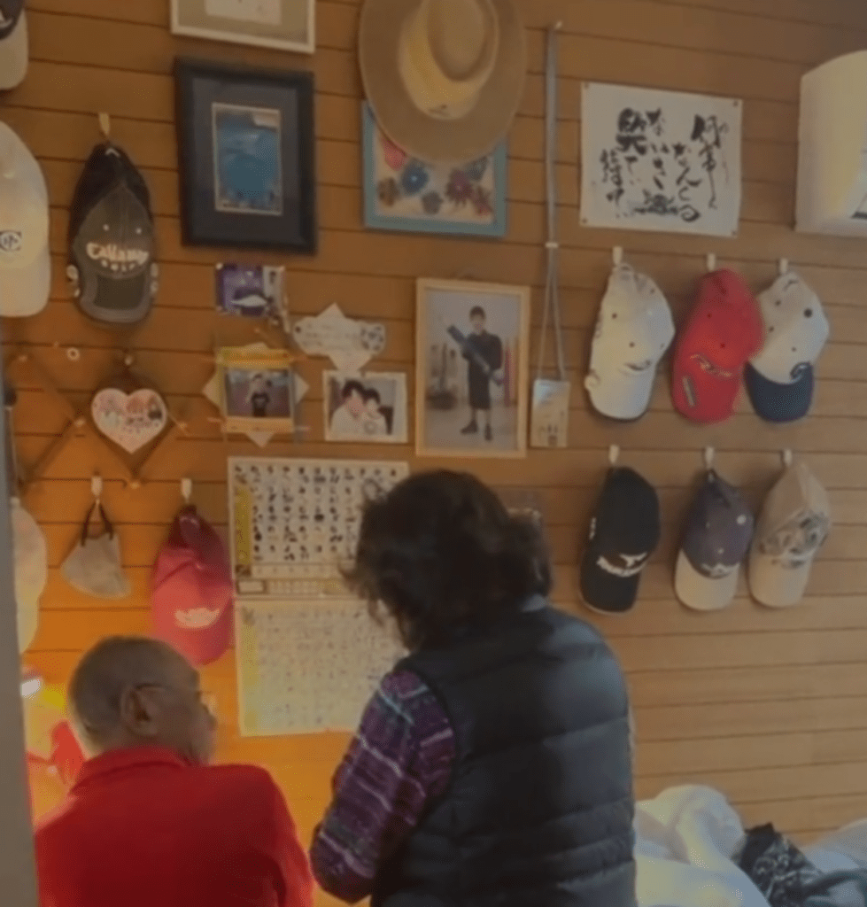 壁には孫の写真が（@bb_miyさんより提供）