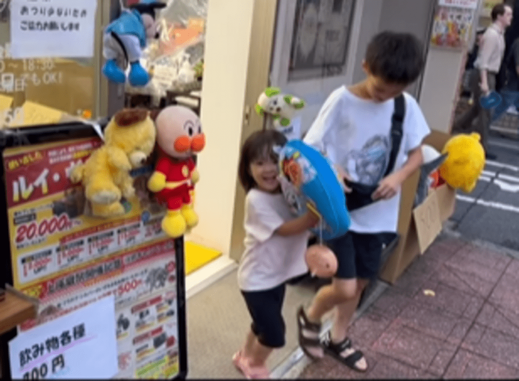 お小遣いでクッションを買ってあげた兄（@yushi_papaさんより提供）