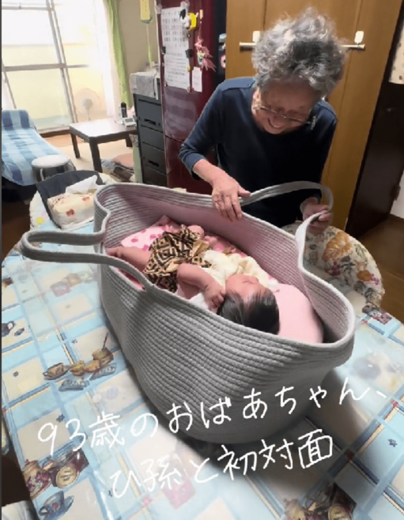 やっと事態がつかめてきたおばあちゃん（@kaera0825さんより提供）