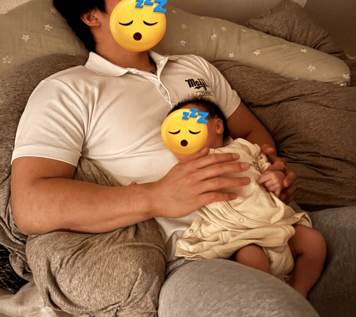パパさんと眠る赤ちゃん（＠sakeyakuzanekoさんより提供）