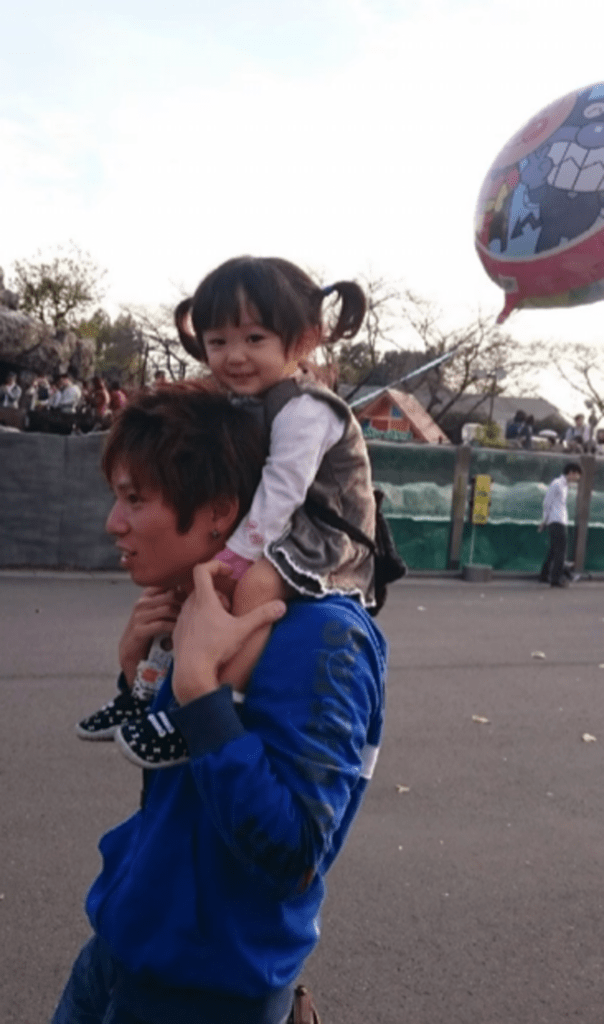 肩車をしてもらって満足そう（@ngs.rky.kuyさんより提供）