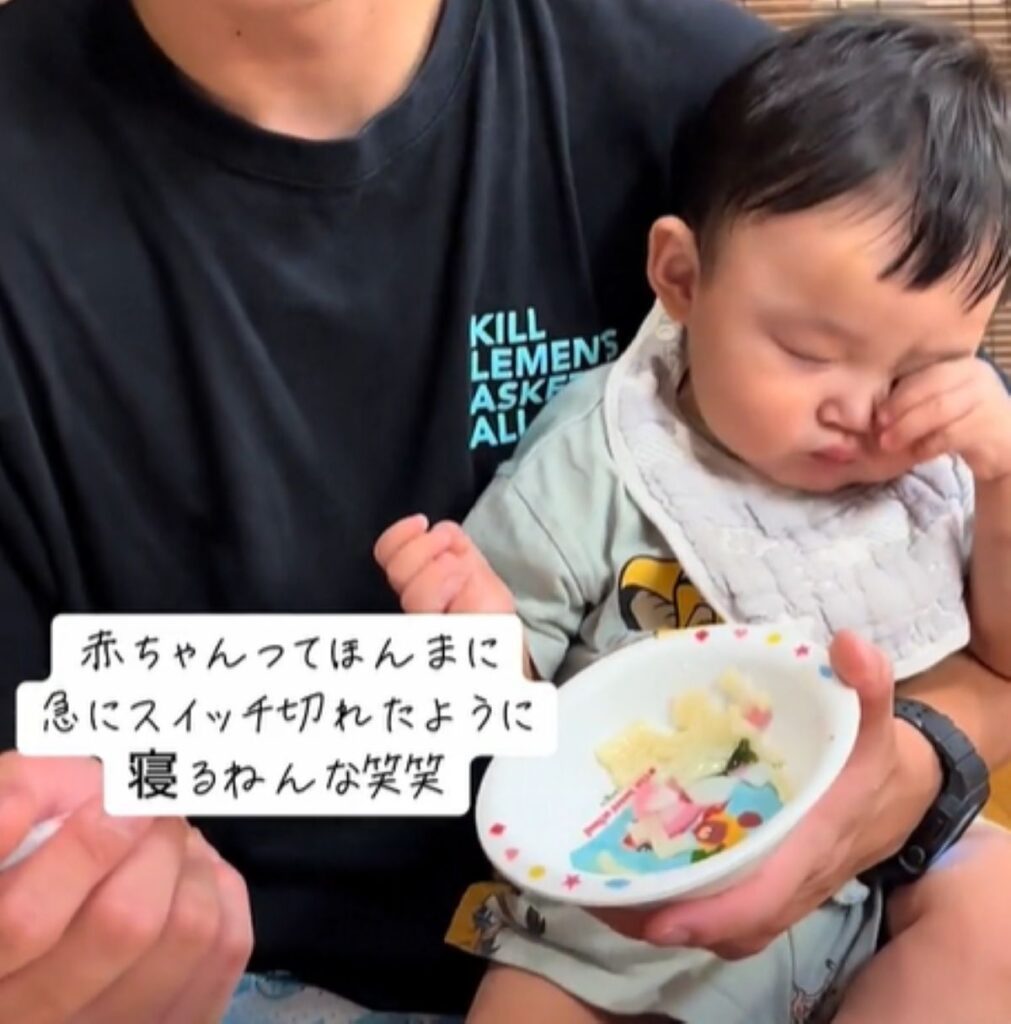 目をこすっています（＠haaru0628さんより提供）