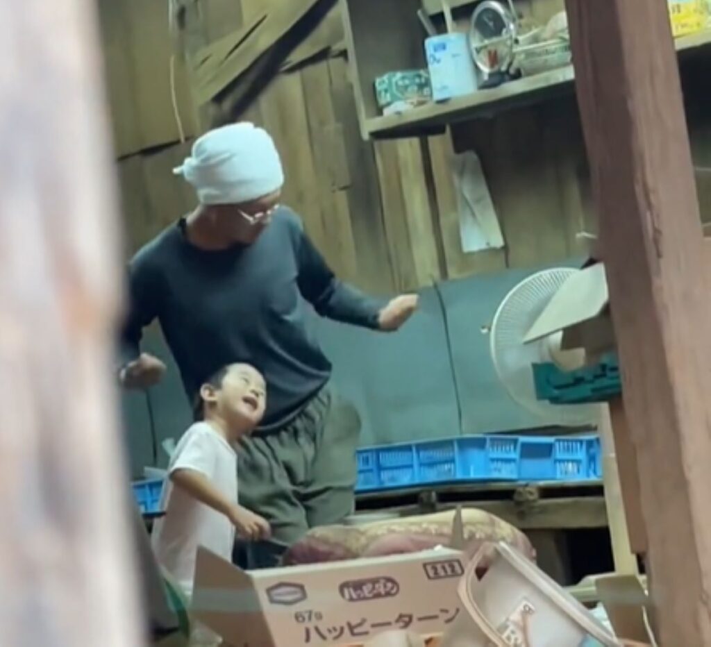 踊り出すパパさんと息子さん（＠365dayshusbandさんより提供）