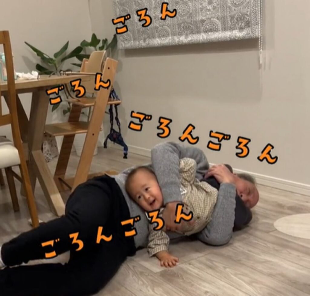 抱っこしてゴロゴロ（＠saburo396さんより提供）