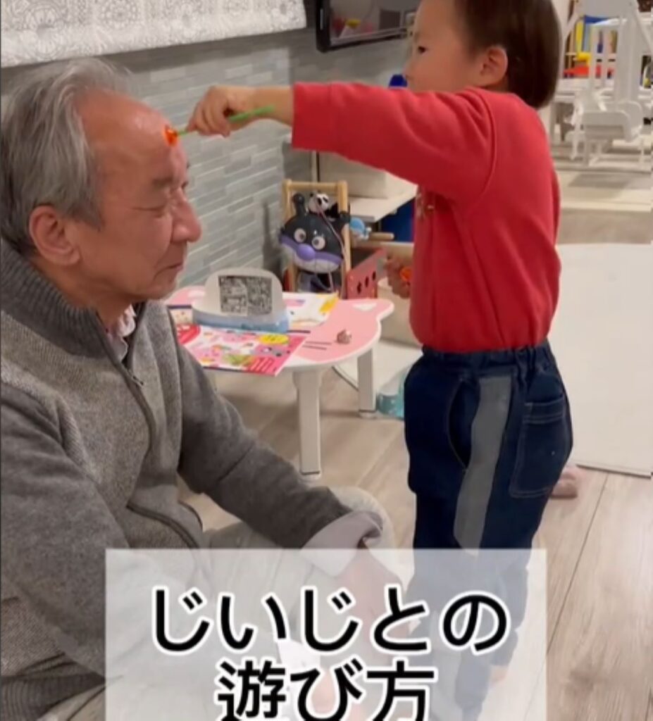 じいじとの遊び（＠saburo396さんより提供）