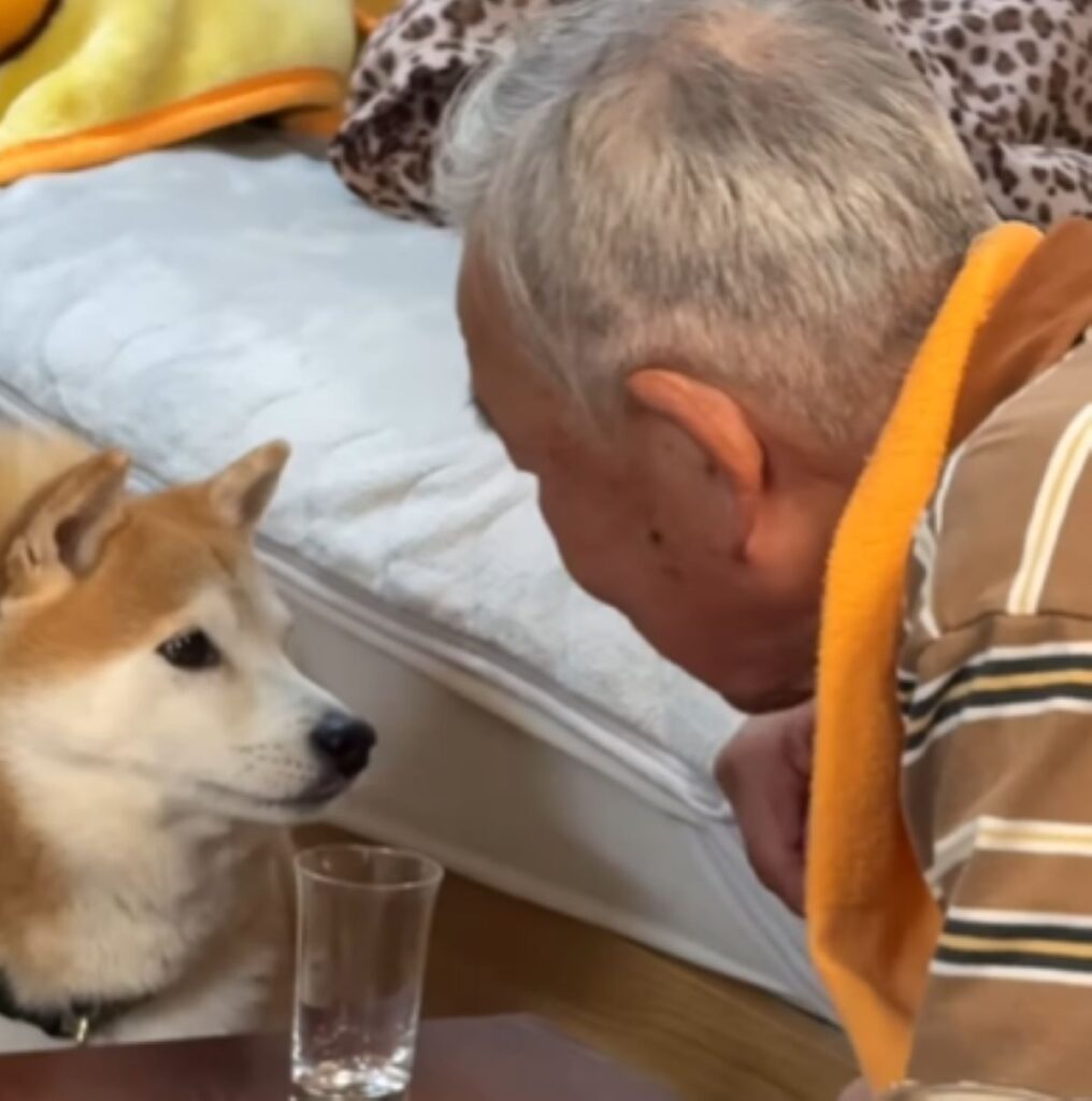 おじいちゃんの目を見て聞く富士くん（＠yamada_fuji_さんより提供）