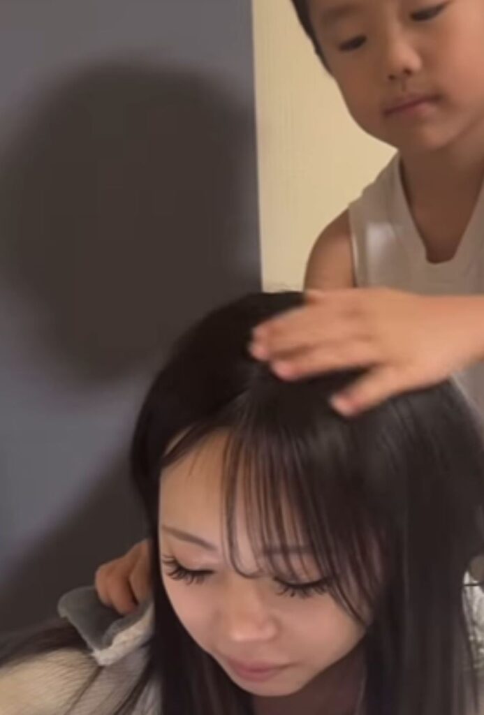 よしよしする弟くん（＠24in_famさんより提供）