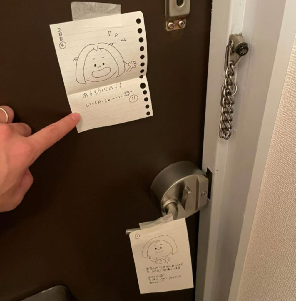 玄関にもメモが…（＠huhumemoryさんより提供）