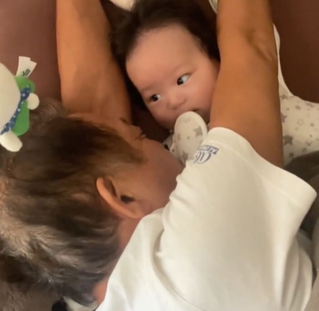 チラッと見る娘さん（＠rena.s0220さんより提供）