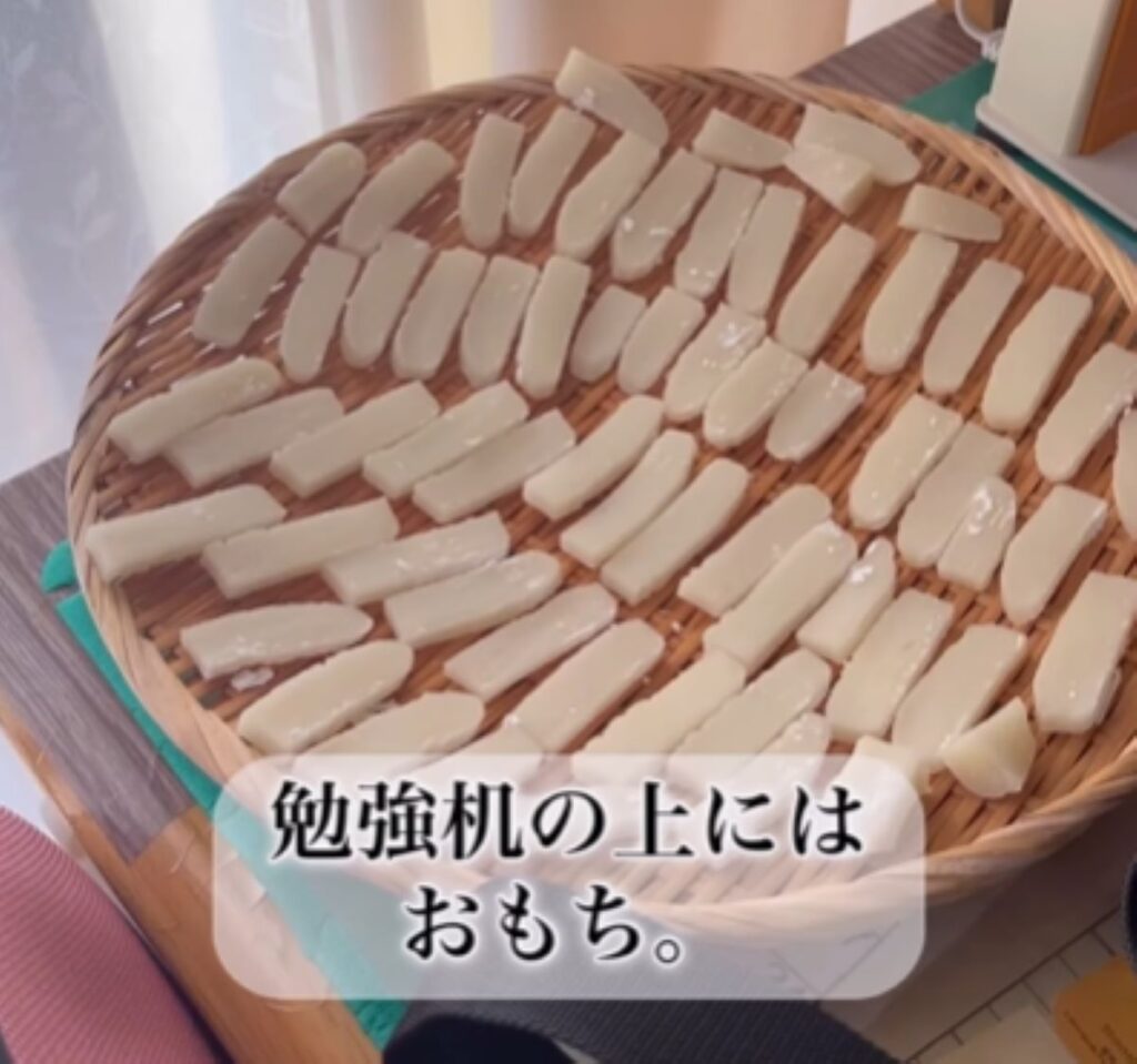 勉強机の上にはおもち（＠eri_no_suさんより提供）