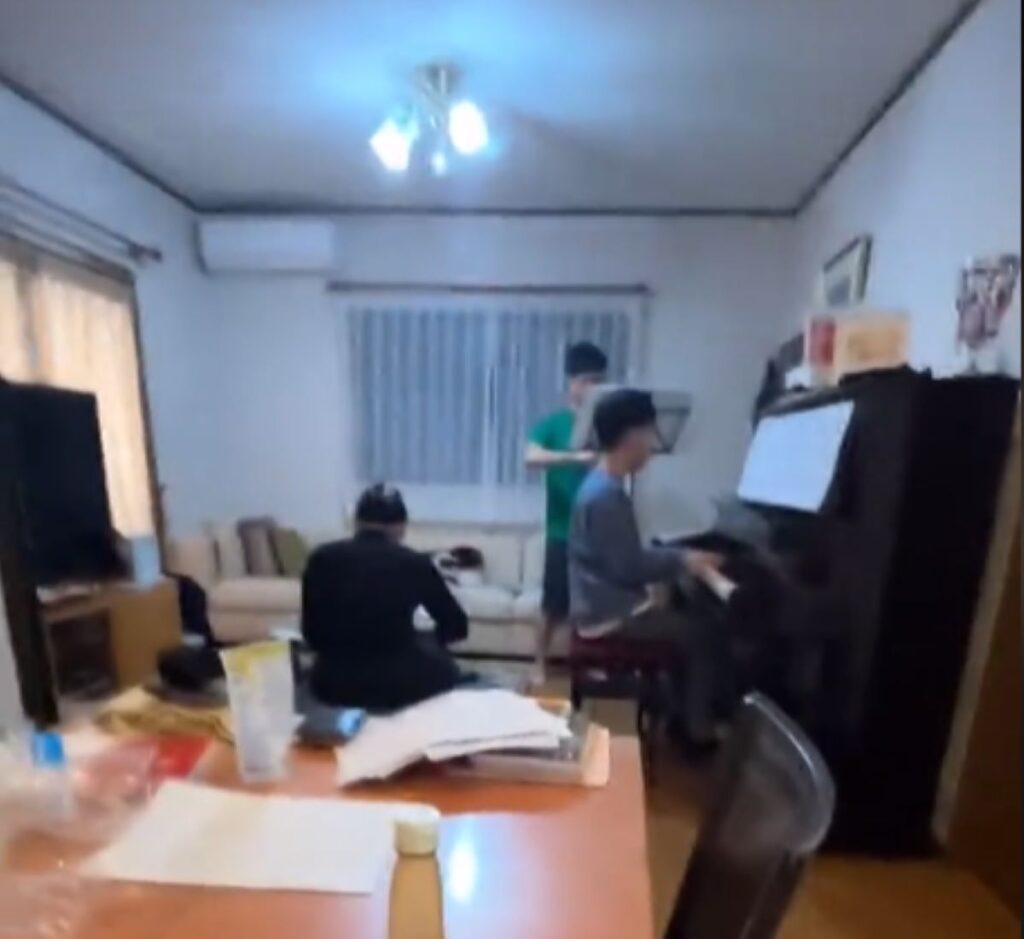 弟さんのバイオリン演奏（＠darekakoroshiteさんより提供）