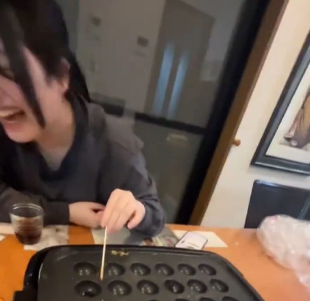 笑いが止まらない様子（＠darekakoroshiteさんより提供）