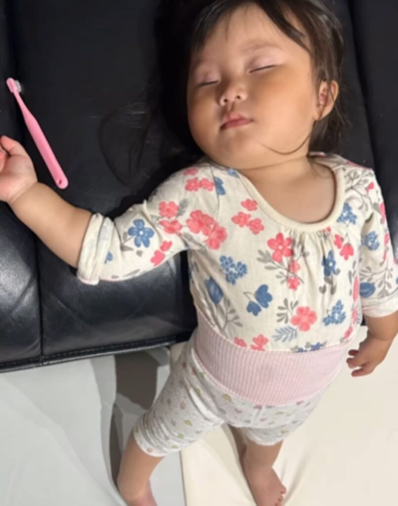 まさかの格好で寝落ち（＠soma_202001_73さんより提供）