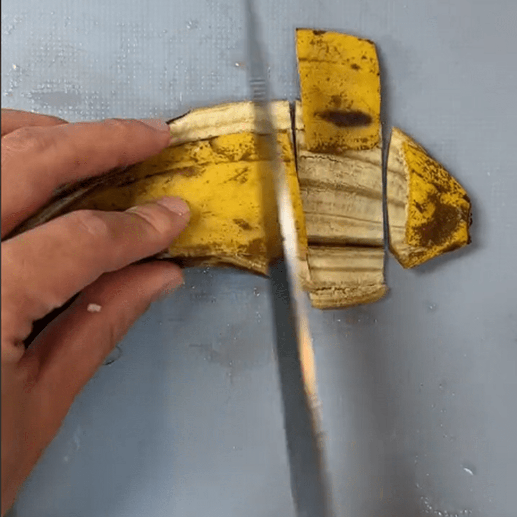 バナナの皮は1cm幅ほどにカット（＠pajamakazokuさんより提供）