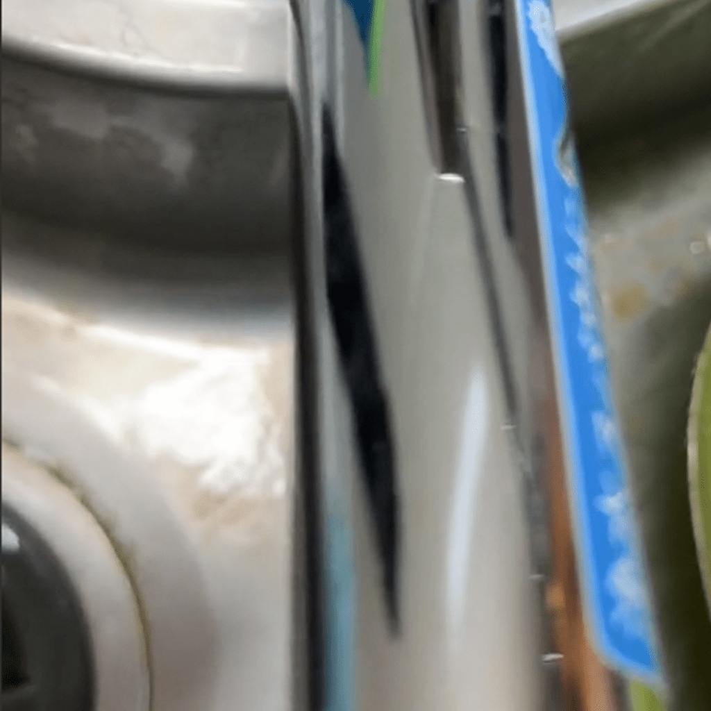 リンゴの皮で磨けばピカピカ（＠pajamakazokuさんより提供）