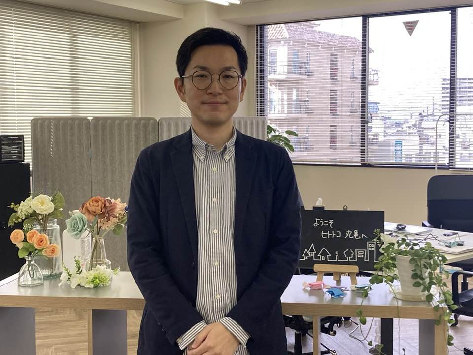 ヒトトコ丸亀のオフィスに立つ宮武さん