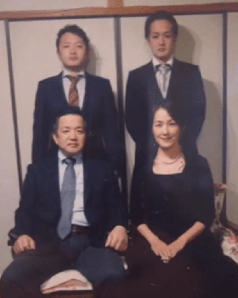 大人になった兄弟をやさしく見守るご両親（＠lunchsimashoさんより提供）