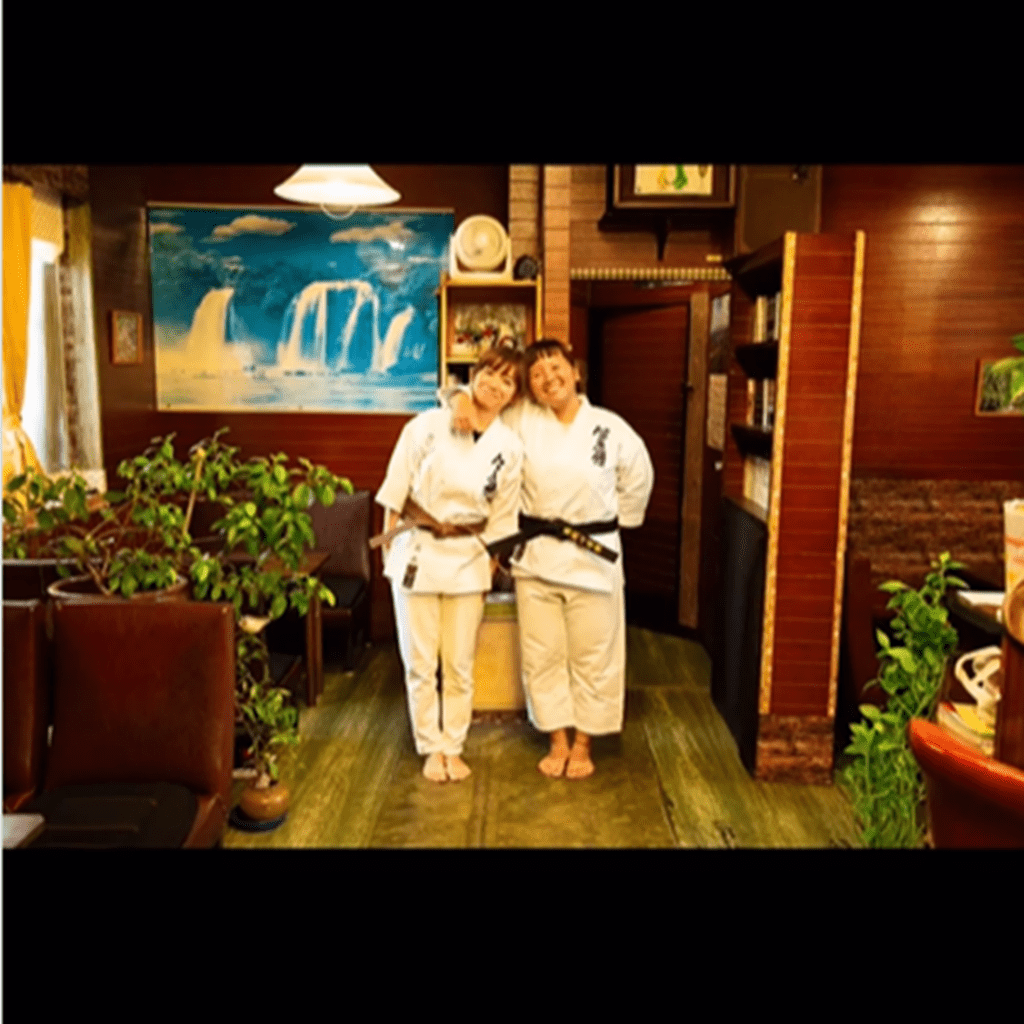 息子さんの空手道着を着てパチリ（＠utsusukotoneさんより提供）