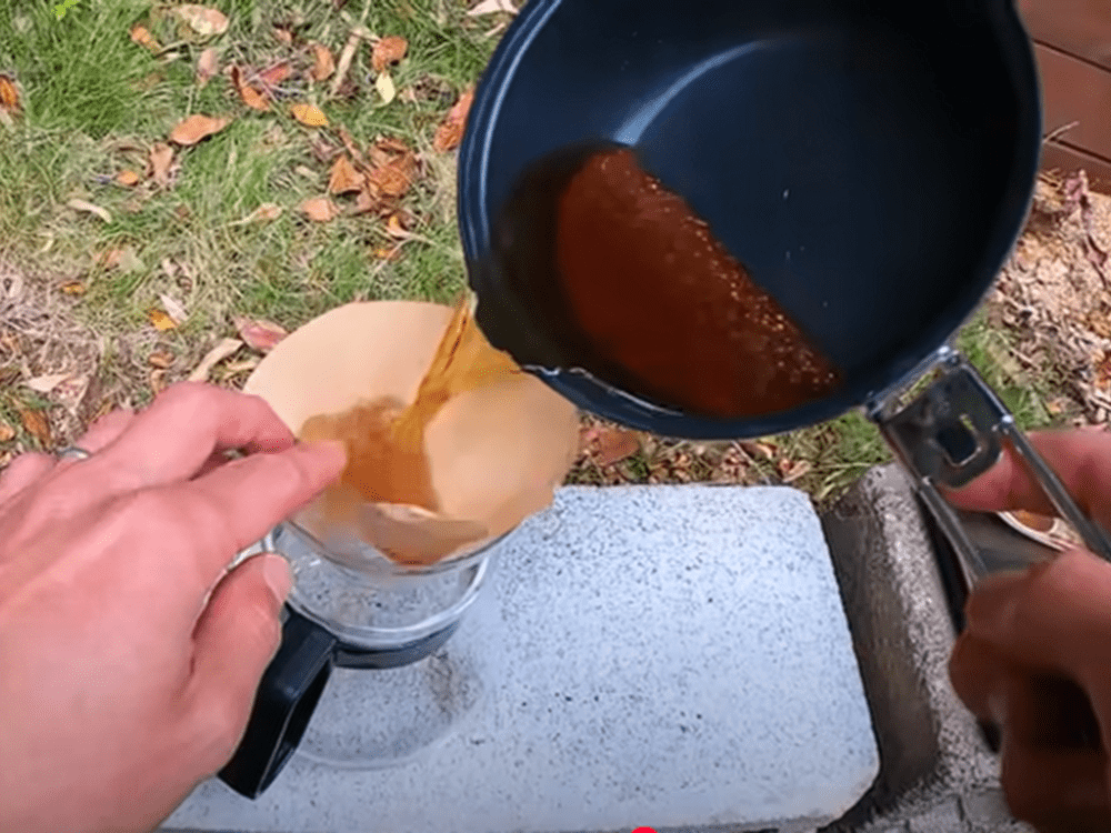 粉を煮出したら、コーフィーフィルターでろ過（@chieetonさんより提供）