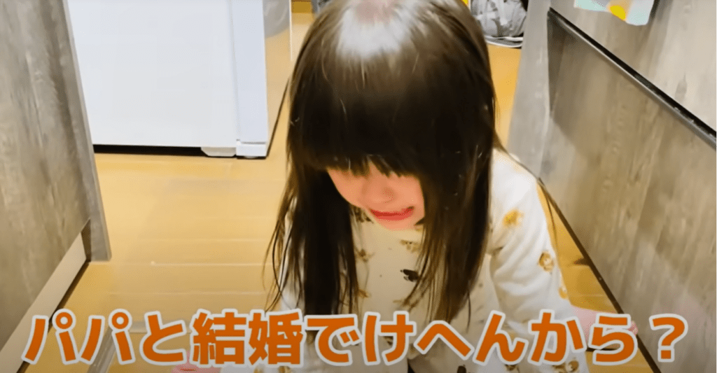「パパと結婚でけへんから？」と聞くと頷く娘さん（@toachannel0412さんより提供）
