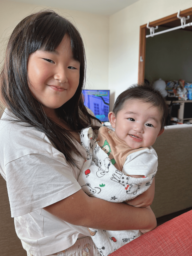 お姉ちゃんといるときがいちばん笑顔な妹ちゃん（@mmm_071929さんより提供）