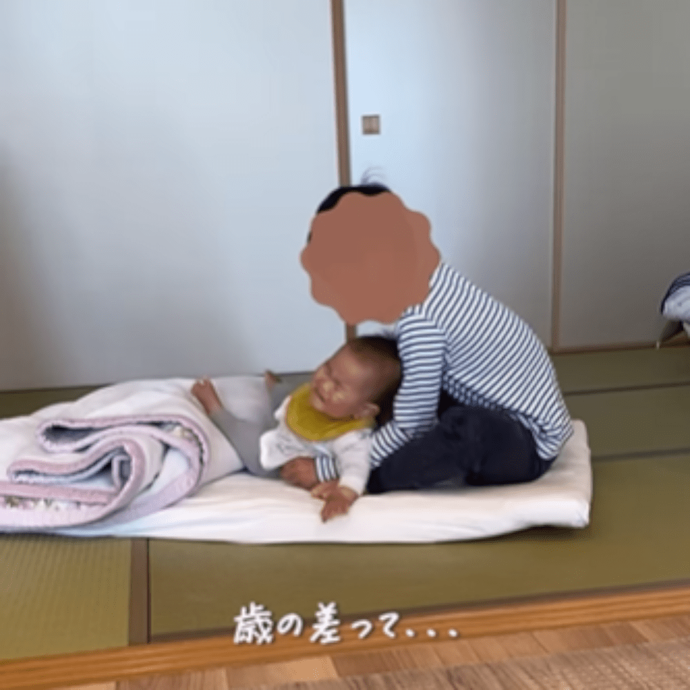 ぐずる三男くんを寝かせに来た長男くん（@yu_ko_kurashiさんより提供）