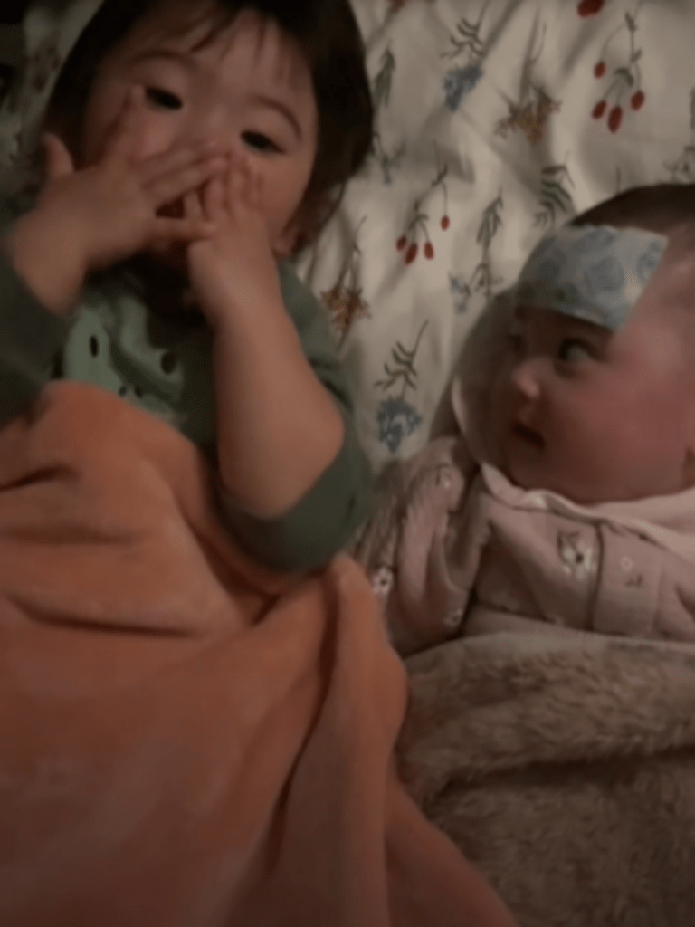 歌いながら手で仕草をつけるお姉ちゃん（@__sr.naさんより提供）