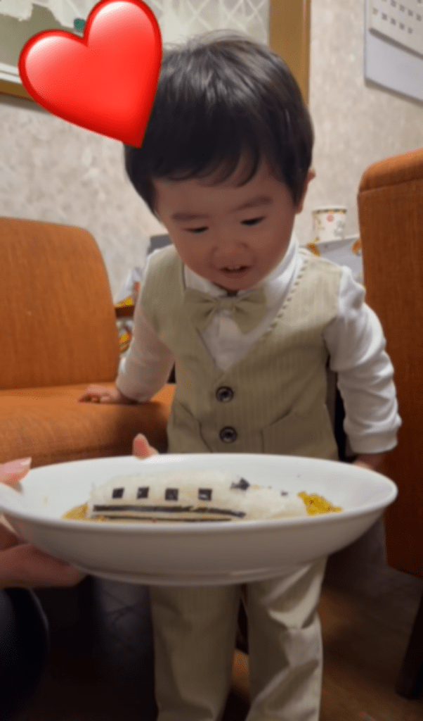 パッと顔が輝く甥っ子くん（@toui_2chaiさんより提供）