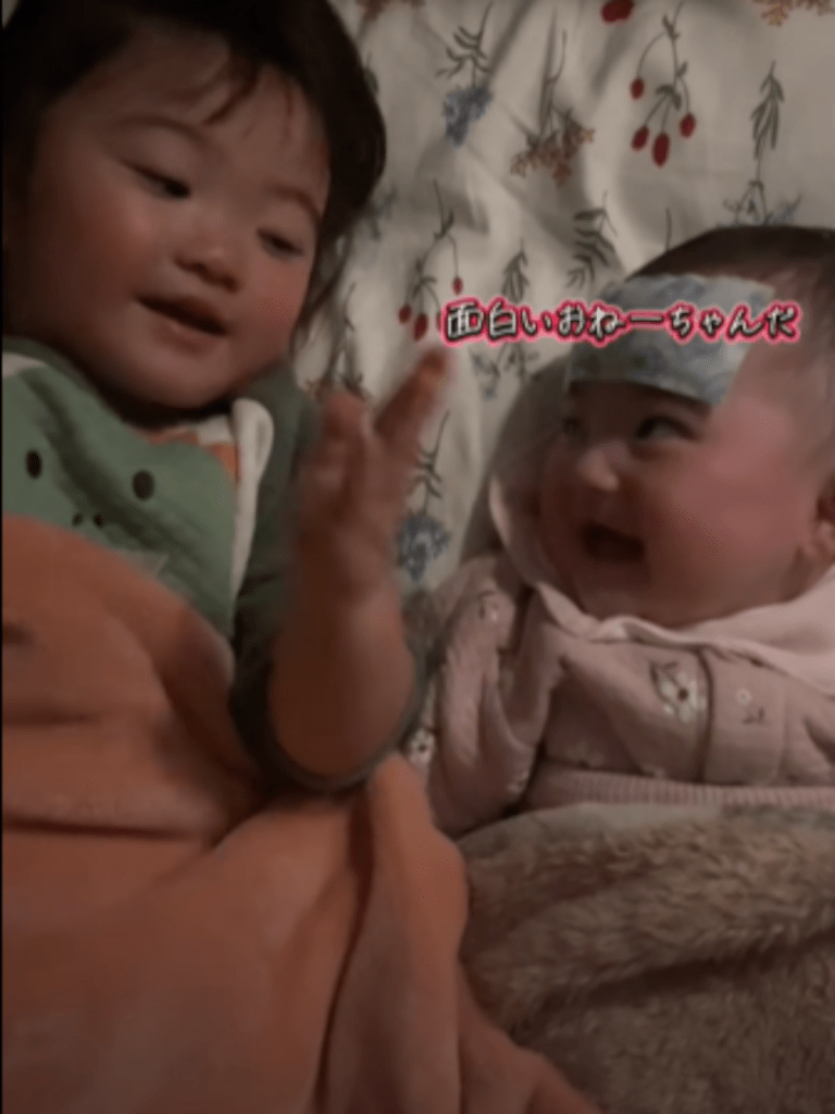 お姉ちゃんを見て笑う妹ちゃん（@__sr.naさんより提供）