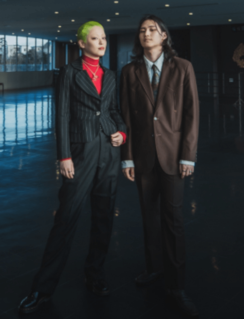 アフター：彼氏とモデルのように立つ（@fukuryuen82さんより提供）