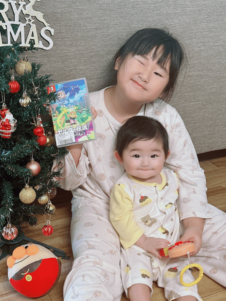 クリスマスツリーの横でパチリ（@mmm_071929さんより提供）