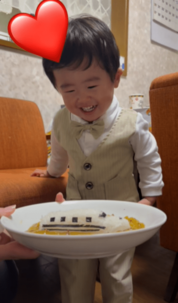 新幹線カレーを見て嬉しそうな甥っ子くん（@toui_2chaiさんより提供）