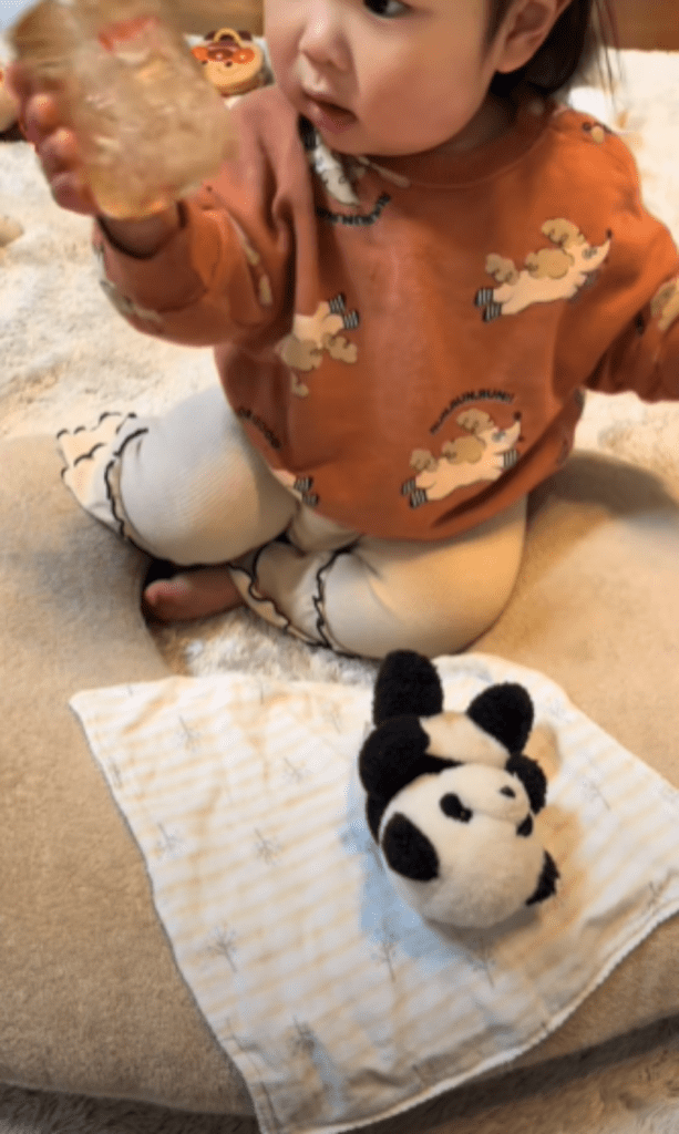 哺乳瓶をよく振る娘さん（@u_chan.k0815さんより提供）