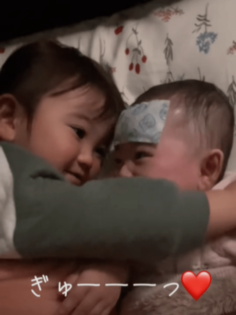 妹ちゃんをぎゅーと抱きしめるお姉ちゃん（@__sr.naさんより提供）