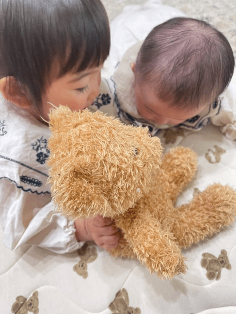 ぬいぐるみで遊ぶ2人（@__sr.naさんより提供）