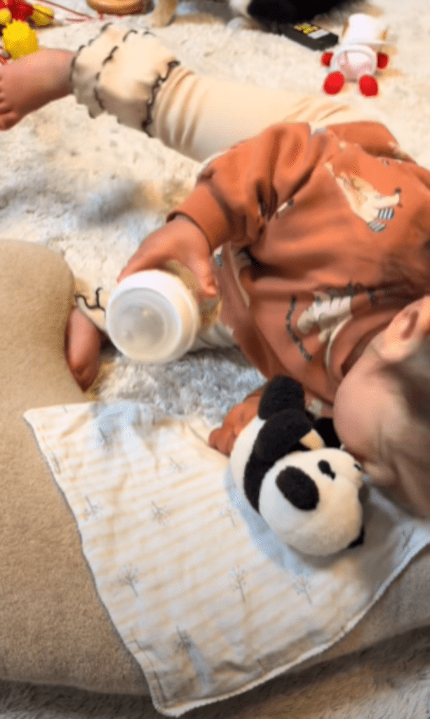 ぬいぐるみにチューをする娘さん（@u_chan.k0815さんより提供）