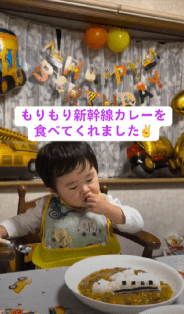 新幹線カレーをもりもりと食べる甥っ子くん（@toui_2chaiさんより提供）