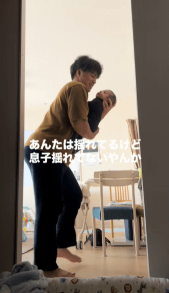 踊りつつ息子さんは揺らさないパパさん（@inochiyoさんより提供）