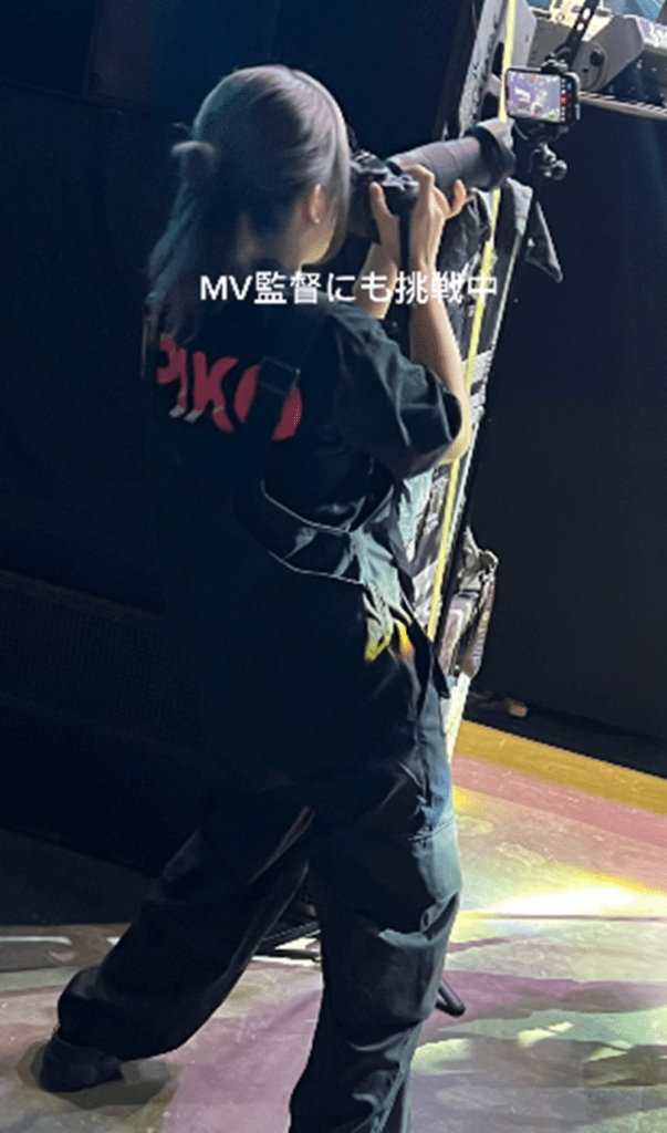MV監督に挑戦する夏実さん（@ntsu_82さんより提供）